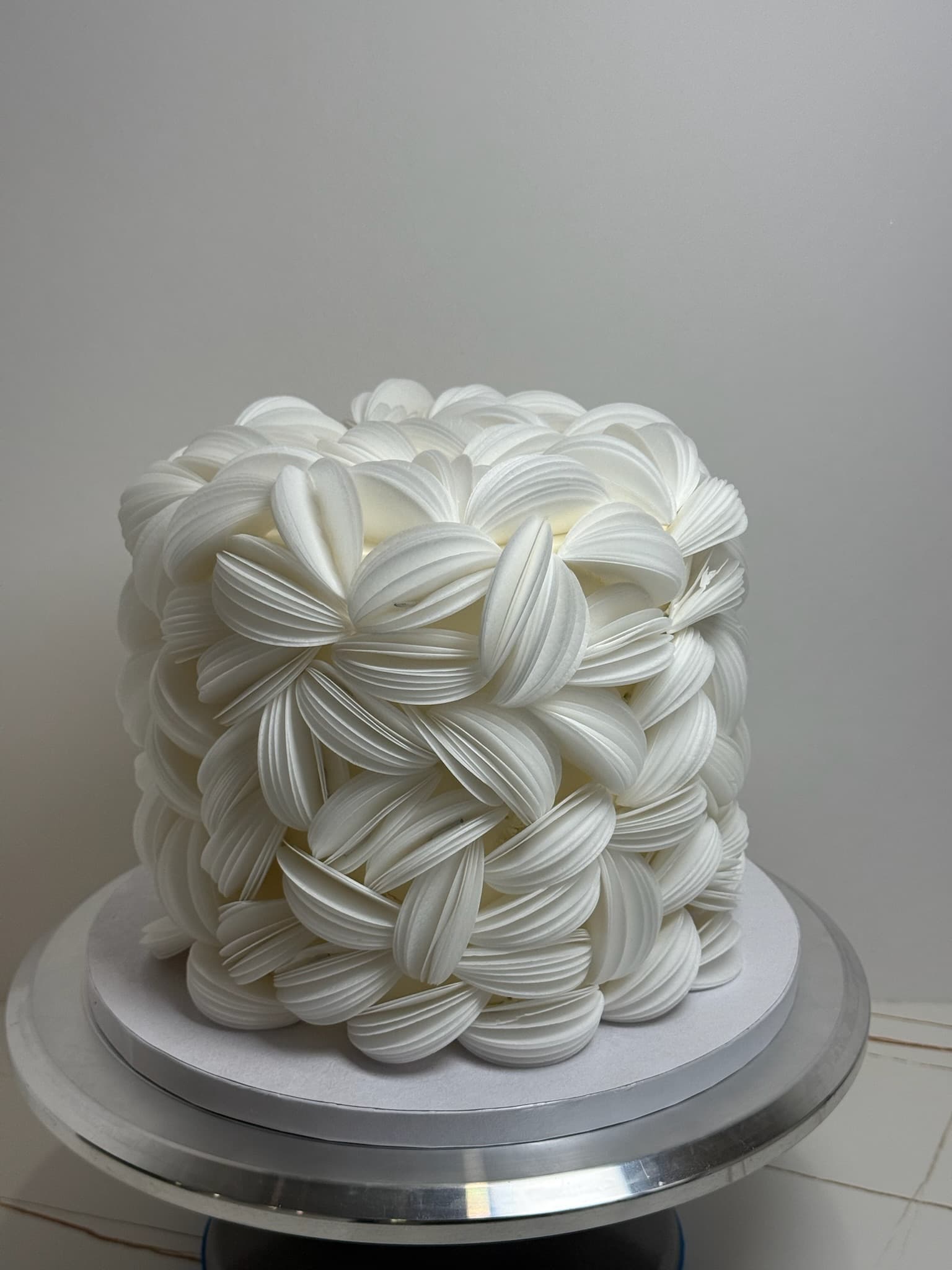 White petal ruffle single tier cake