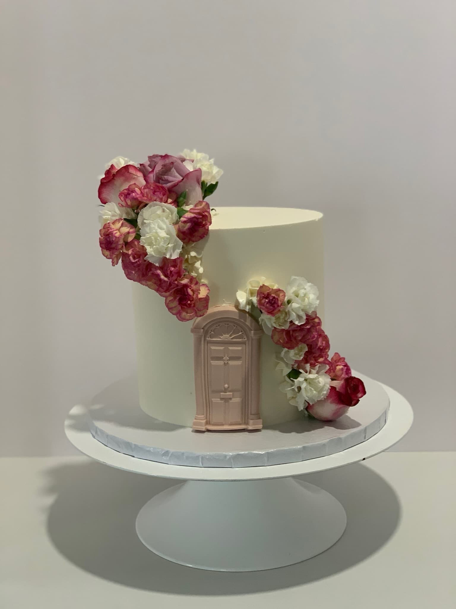 Floral cascade with door single tier cake