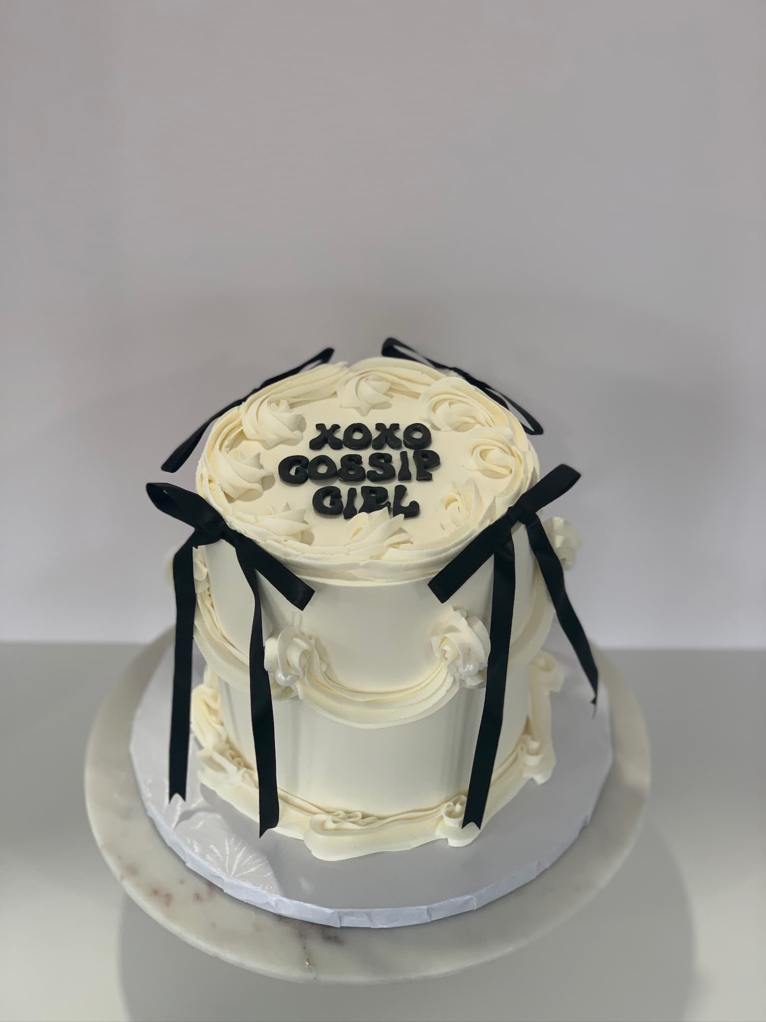 Gossip Girl XOXO birthday cake